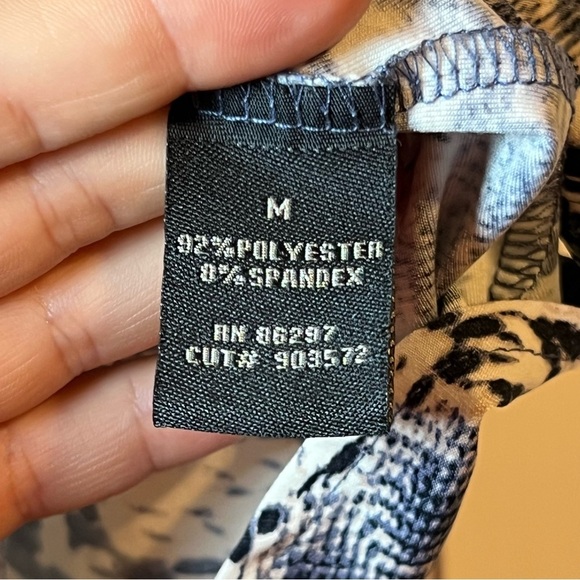 #87 BCBGMAXAZRIA SLEEVELESS BLUE SNAKE PRINT TOP MEDIUM - Picture 4 of 4